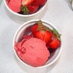 Orzeźwiające lody truskawkowe z jogurtem greckim