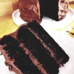 Tort czekoladowy - najlepsze ciasto czekoladowe z kremem, wilgotne i intensywnie czekoladowe