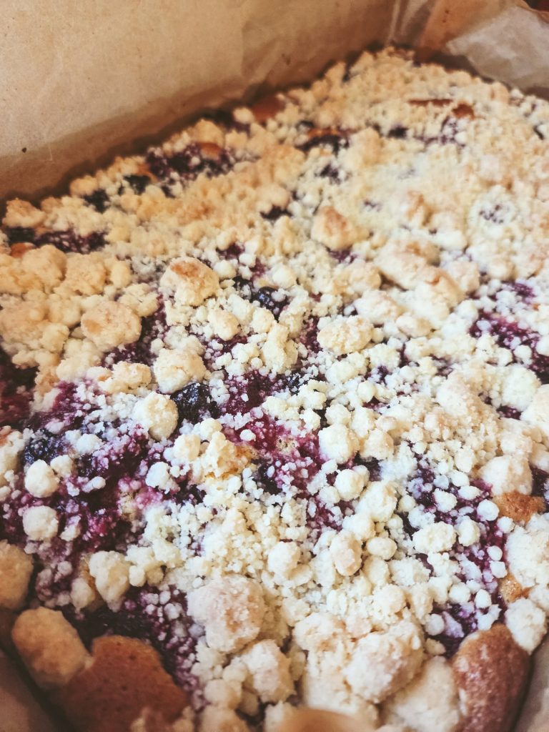 ciasto z owocami i kruszonką